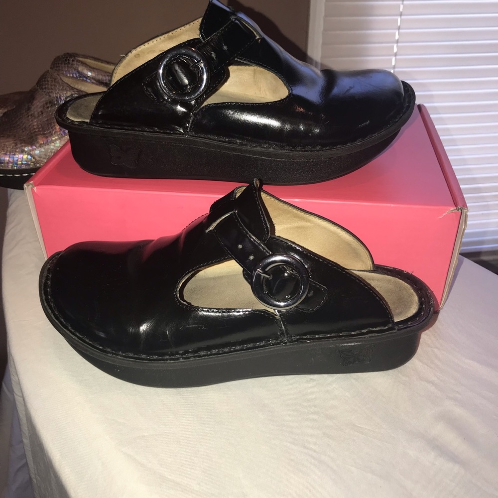 - Algeria Shoes